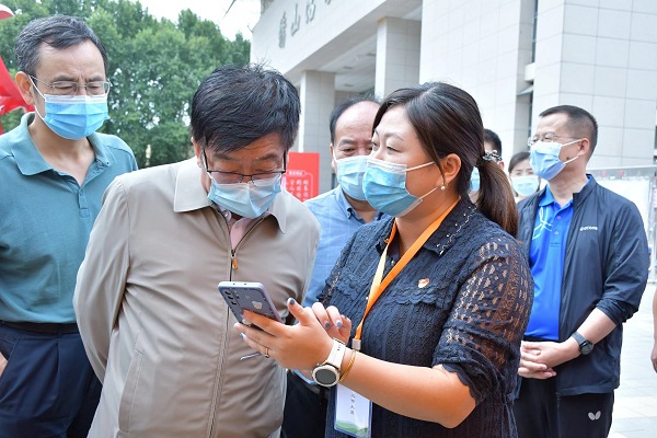 校长吴普特听取taptap点点官网迎新图片直播情况汇报.jpg